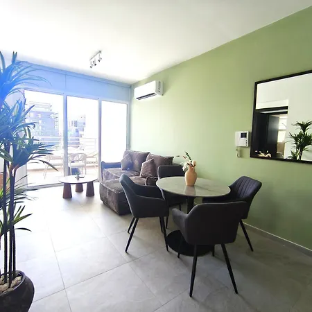 Peaceful Modern With Nature Views *